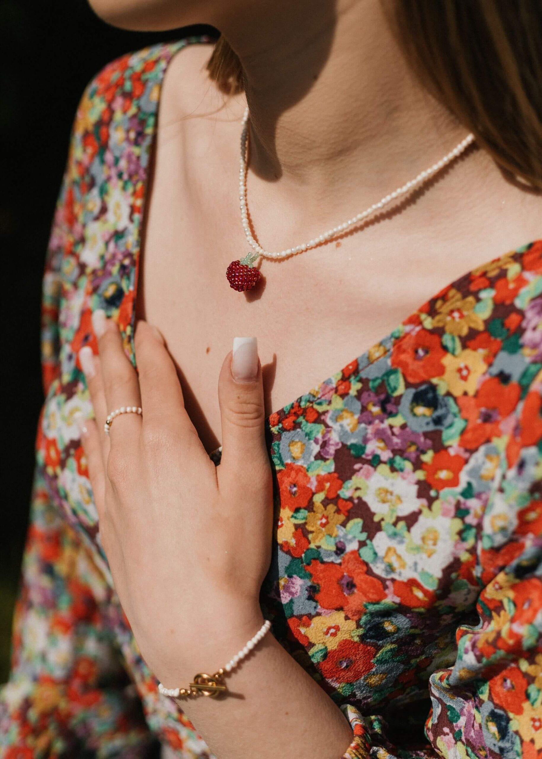 Naszyjnik z malinką i naturalną perłą hodowlaną - obrazek 3