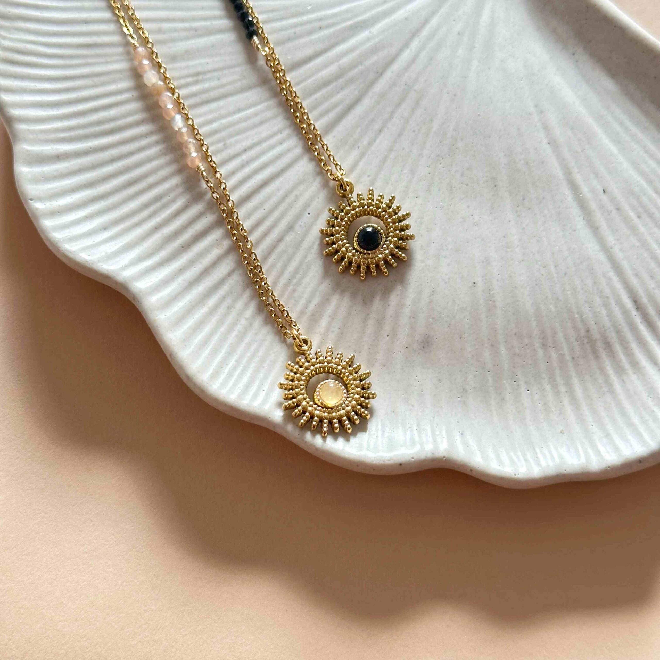 naszyjnik z wplecionymi kamieniami kamien sloneczny onyks