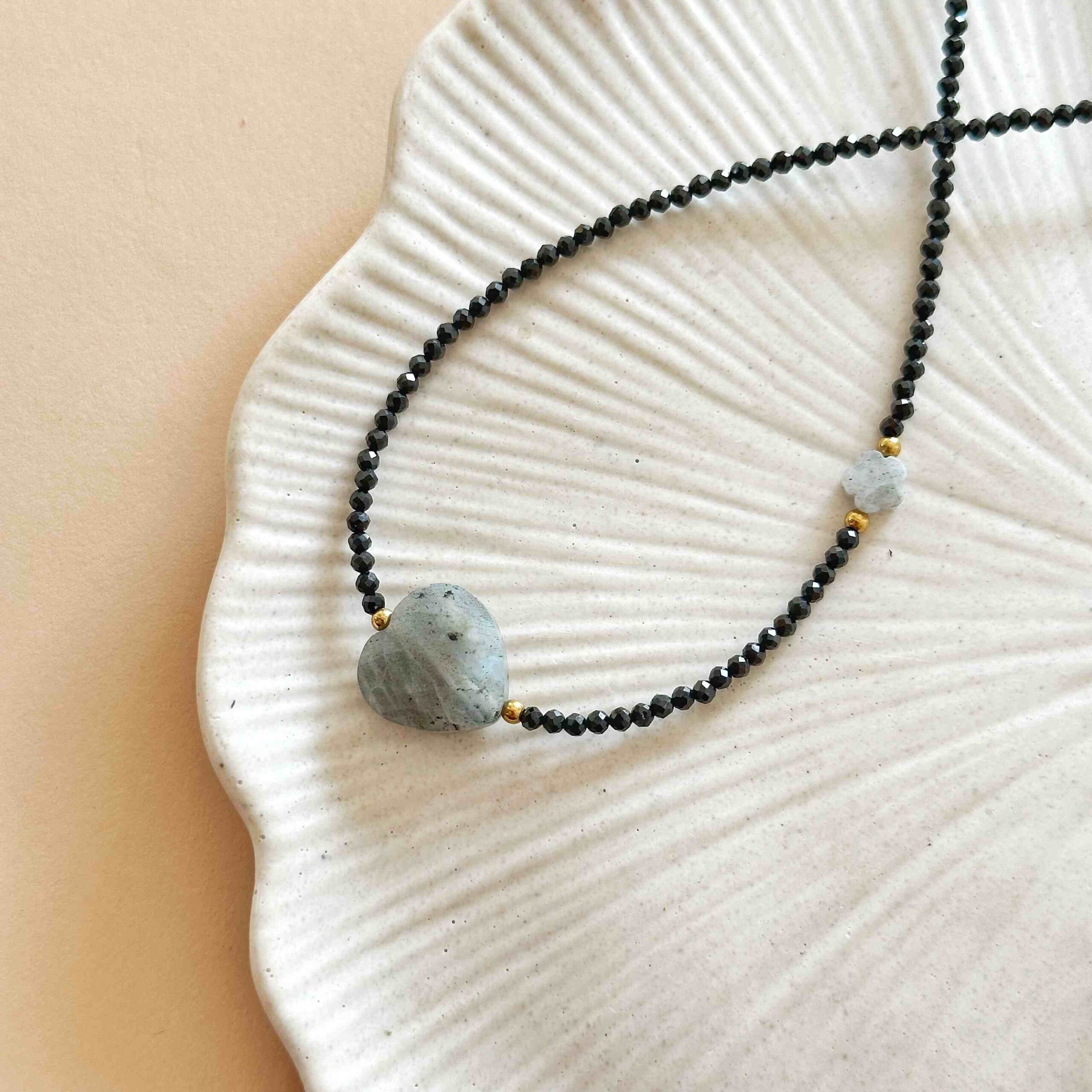 naszyjnik z czarnego turmalinu i labradorytu