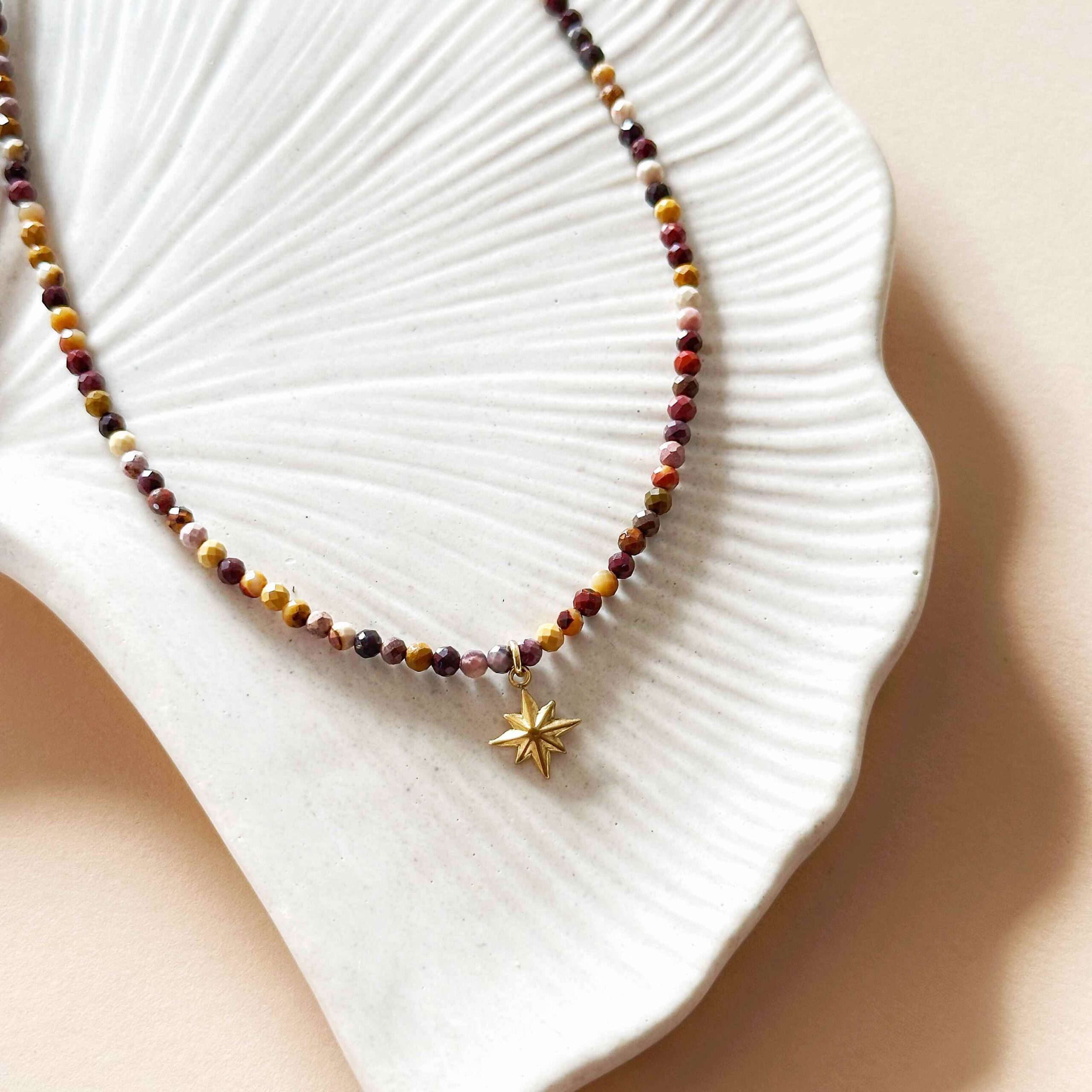 jesienny naszyjnik z kamieni naturalnych neutralnych odcieniach