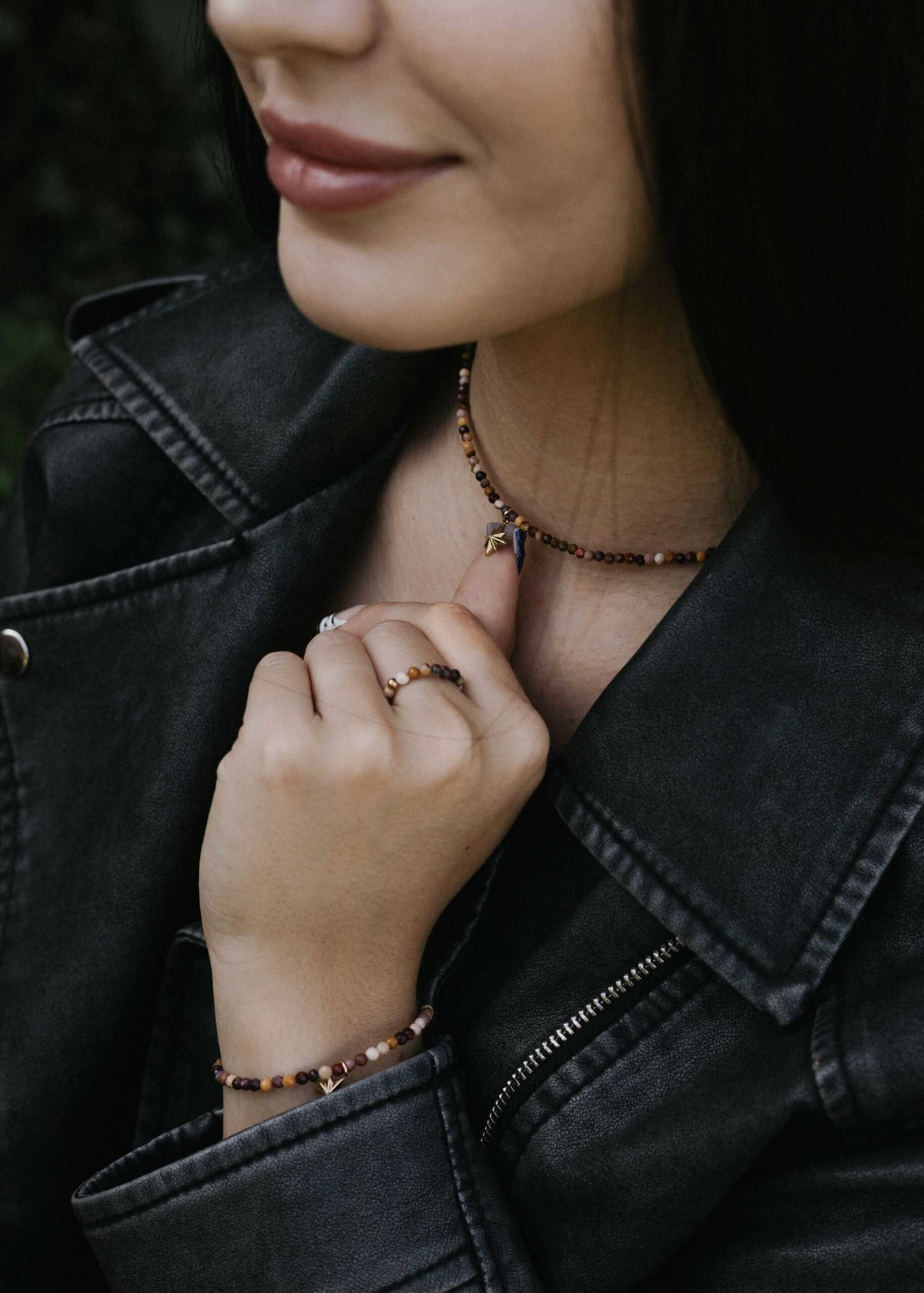 jesienny naszyjnik z kamieni naturalnych neutralnych odcieniach