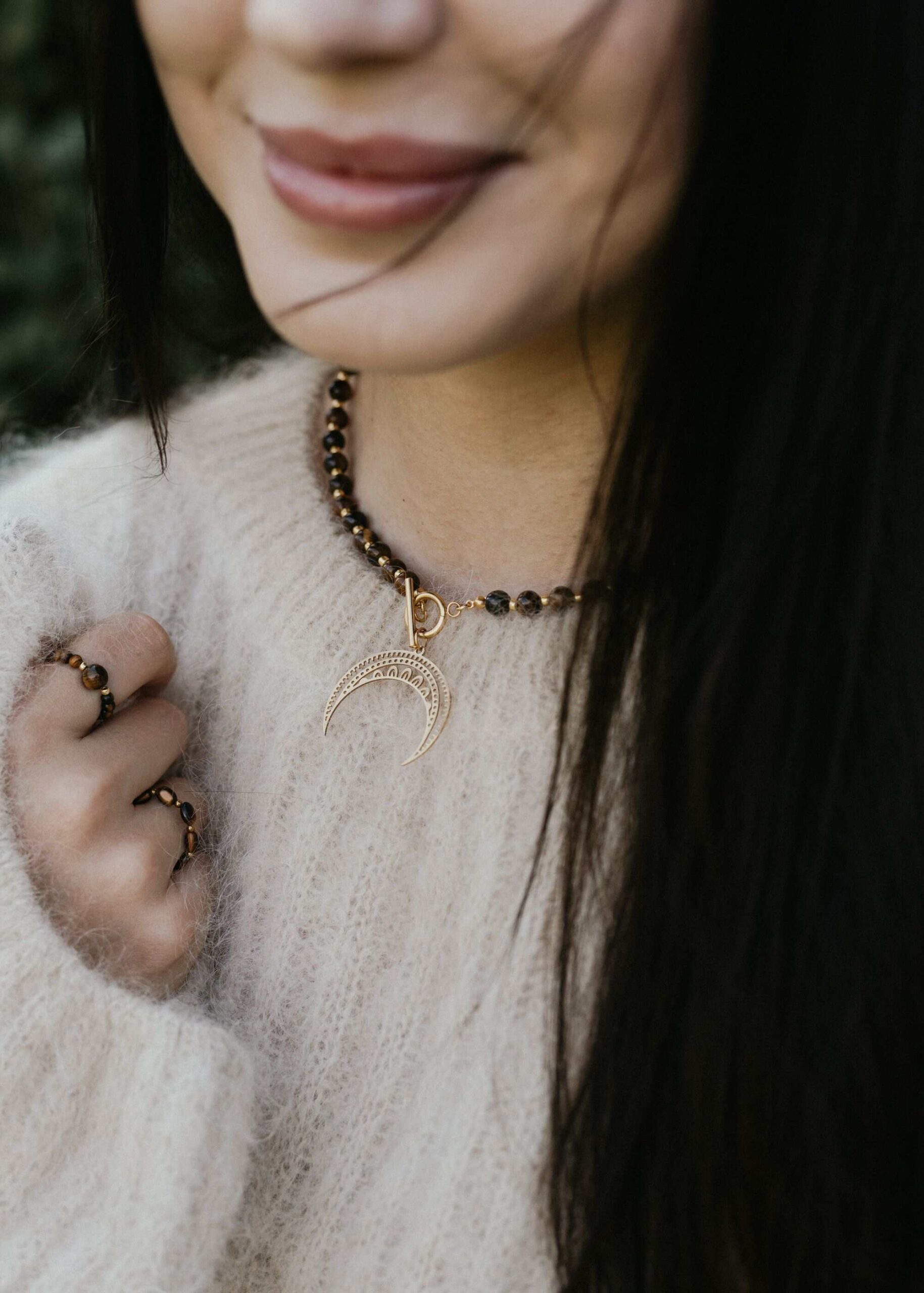 naszyjnik lunula i tygrysie oko z kamieni naturalnych